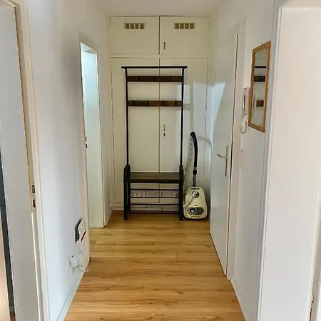 Haus Mit 2 Schoenen Wurselen