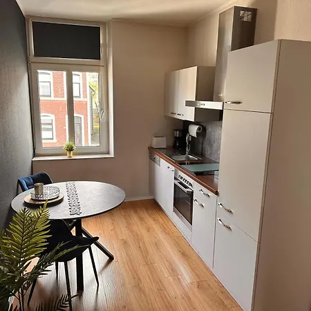 Haus Mit 2 Schoenen Wurselen