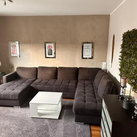Apartment Haus Mit 2 Schoenen Wurselen